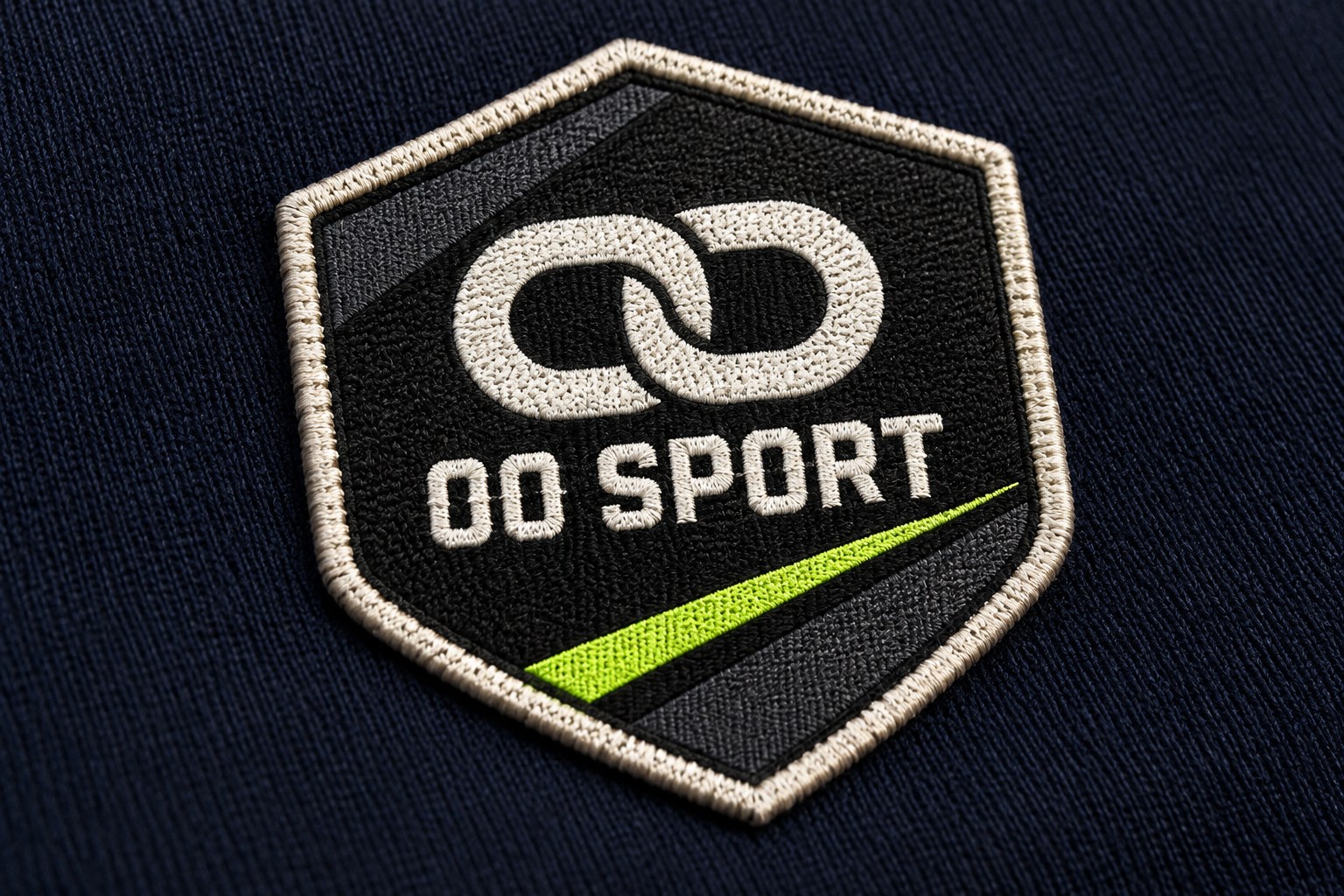 Modernne OO SPORT kootud embleem tumedal särgikangal