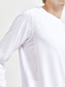 1908754-900000_ADV20Essence20LS20Tee_Closeup3