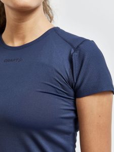 1908767-396000_ADV20Essence20SS20Slim20Tee_Closeup3