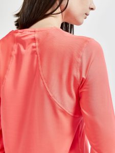 1908769-410000_ADV20Essence20LS20Tee_Closeup3