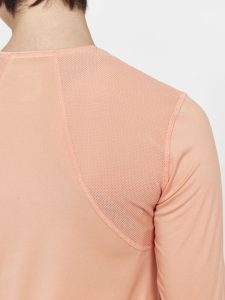1908769-716000_ADV20Essence20LS20Tee20W_Closeup4