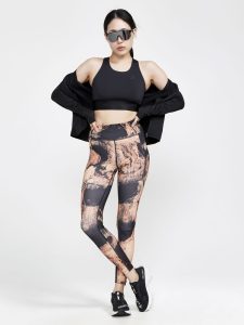 1910502-999000_Core20Essence20Sports20Top20W_Closeup5