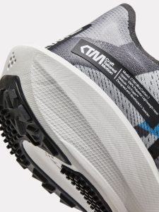 1912179-013999_CTM20Ultra20Carbon20220M_Closeup6