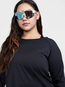 1912667-999000_CORE20Essence20LS20Plus20Tee20W_Closeup3