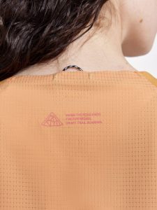 1913142-582574_PRO20Trail20SS20Tee20W_Closeup3