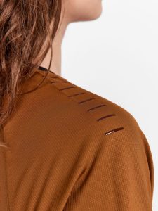 1913142-685000_PRO20Trail20SS20Tee20W_Closeup3