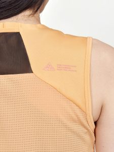 1913143-582000_PRO20Trail20Singlet20W_Closeup4