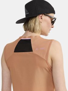 1913143-791000_PRO20Trail20Singlet20W_closeup_3875