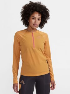 1913144-574000_PRO20Trail20Wind20LS20Tee20W_Closeup1