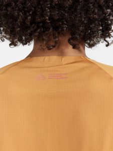 1913144-574000_PRO20Trail20Wind20LS20Tee20W_Closeup3