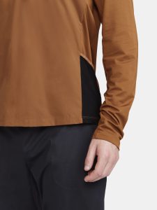 1913155-685000_PRO20Trail20Wind20LS20Tee20M_Closeup3
