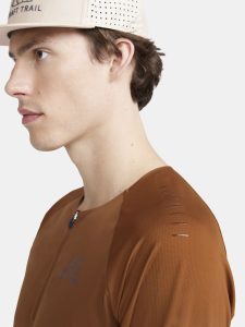 1913155-685000_PRO20Trail20Wind20LS20Tee20M_Closeup5