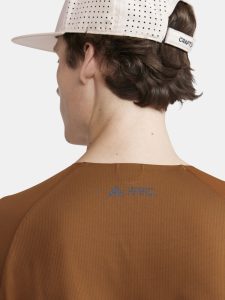 1913155-685000_PRO20Trail20Wind20LS20Tee20M_Closeup6