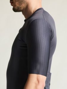 1913161-7600_Endur20Aero20Jersey20M_closeup6