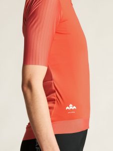 1913162-7370_Endur20Aero20Jersey20W_closeup6
