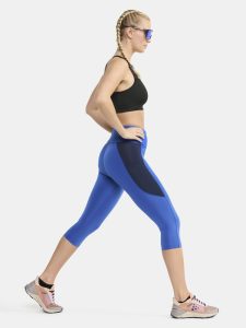 1913209-359396_ADV20Essence20Capri20Tights20220W_closeup7