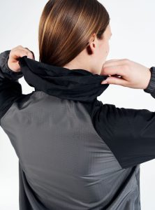 1913387-985999_CORE20Unify20Wind20Jacket20W_Closeup5