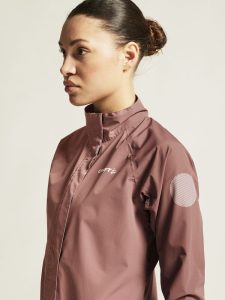 1913654-473000_Core20Endur20Hydro20Jacket20220W_closeup5