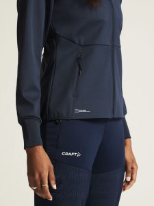 1913683-396000_CORE20Nordic20Training20Jacket20220W_closeup6