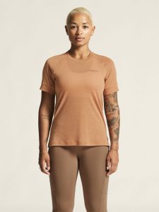 1913722-246200_Athleisure20Layers20Wool20SS20Tee20W_closeup4