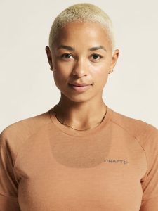 1913722-246200_Athleisure20Layers20Wool20SS20Tee20W_closeup5