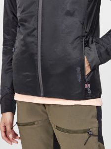 1913805-999000_ADV20Explore20Lightweight20Jacket20W_Closeup4