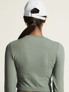 1914699-647000_ADV20Tone20Seamless20Cropped20LS20Top20W_closeup6