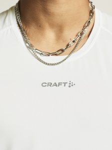 1914713-900000_ADV20Essence20Singlet20220M_closeup_6