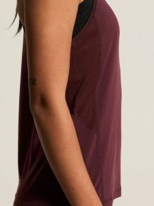 1914796-4820_ADV20Essence20Singlet20220W_closeup7