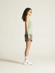 1914796-630000_ADV20Essence20Singlet20220W_closeup2