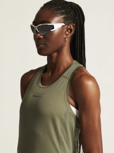 1914796-664000_ADV20Essence20Singlet20220W_closeup5
