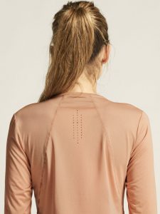 1914797-245000_ADV20Essence20LS20Tee20220W_closeup5