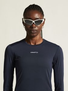 1914797-396000_ADV20Essence20Ls20Tee20220W_closeup5