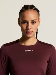 1914797-4820_ADV20Essence20LS20Tee20220W_closeup5