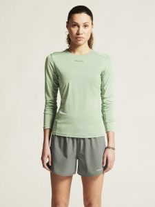 1914797-630000_ADV20Essence20LS20Tee20220W_closeup4