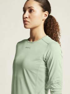 1914797-630000_ADV20Essence20LS20Tee20220W_closeup5