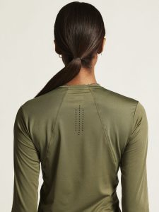 1914797-664000_ADV20Essence20LS20Tee20220W_closeup6