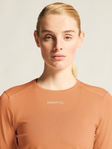 1914797-7540_ADV20Essence20LS20Tee20220W_closeup5