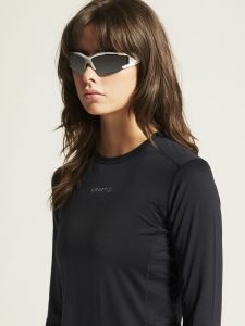 1914797-999000_ADV20Essence20LS20Tee20220W_closeup5