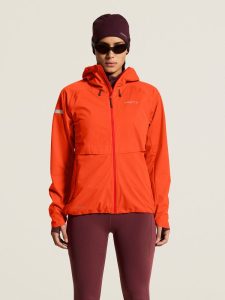 1915135-5770_PRO20Hydro20Jacket20320W_closeup4