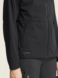 1915135-999000_PRO20Hydro20Jacket20320W_closeup6
