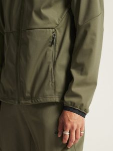 1915262-664000_CORE20Explore20Softshell20220Jkt20M_closeup6