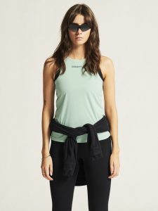 1915290-602000_Core20Essence20Singlet20220W_closeup4