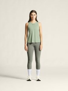 1915290-630000_Core20Essence20Singlet20220W_closeup1