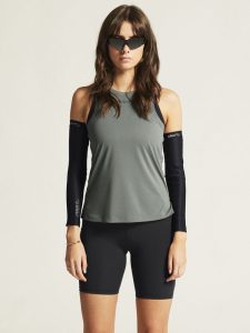 1915290-647000_Core20Essence20Singlet20220W_closeup11