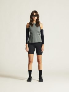 1915290-647000_Core20Essence20Singlet20220W_closeup8