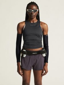 1915290-999000_Core20Essence20Singlet20220W_closeup4