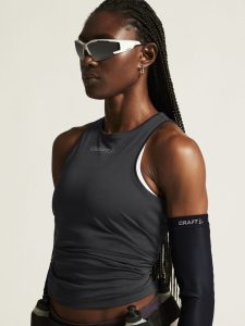1915290-999000_Core20Essence20Singlet20220W_closeup5