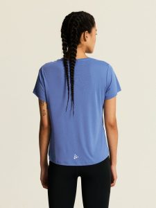 1915291-3170_Core20Essence20SS20Tee20220W_closeup4