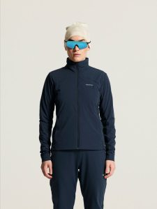 1915292-3980_ADV20Essence20Warm20JKT20220W_closeup4